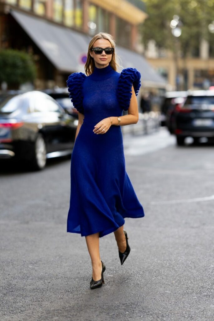 czarne dodatki do niebieskiej sukienki