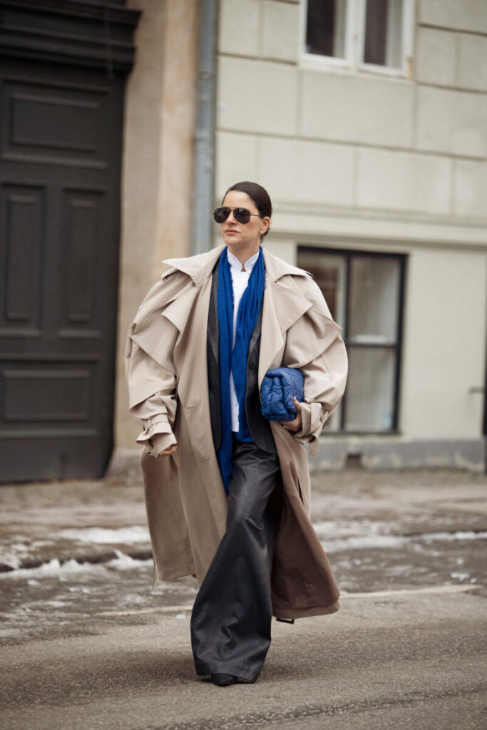 Modne kolory torebek na wiosnę 2026: kobaltowe