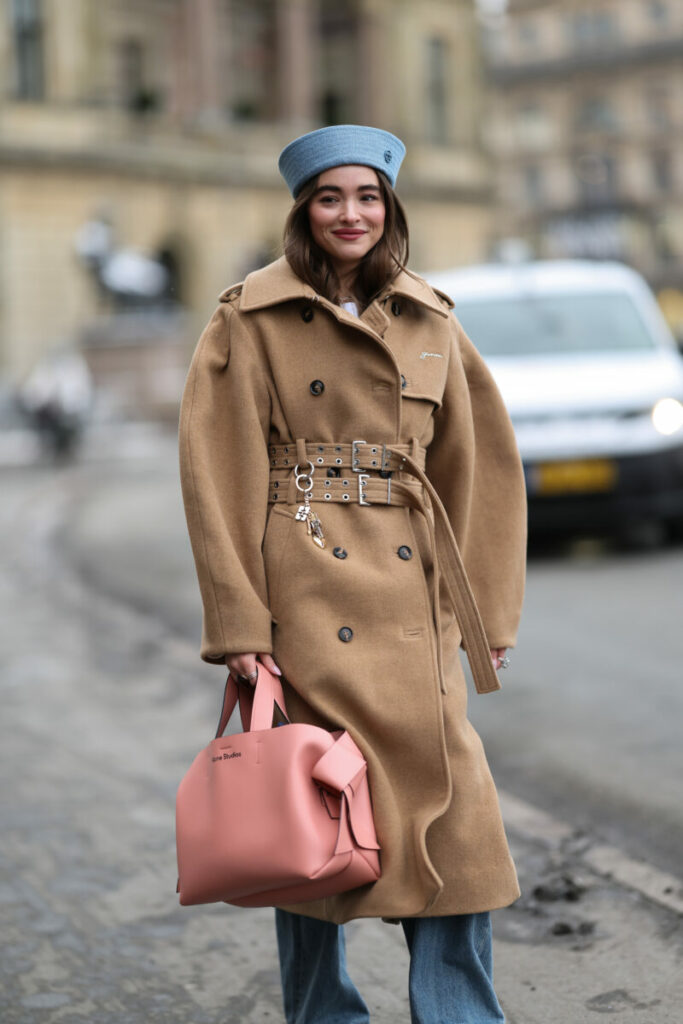 Modne kolory torebek na wiosnę 2026: brzoskwinie i róże