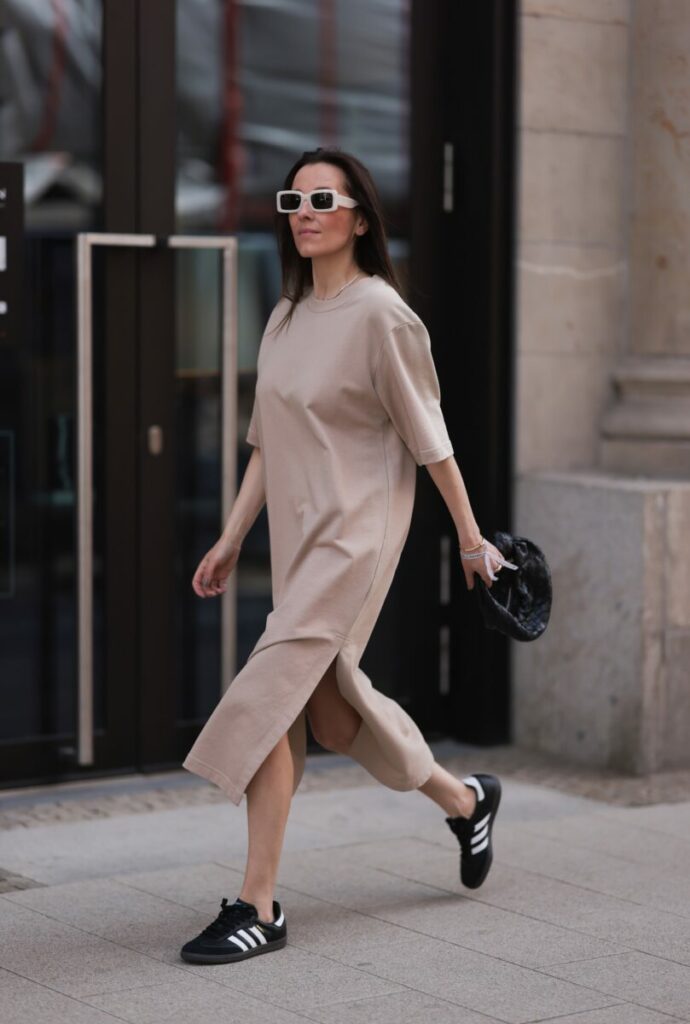 Czarne sneakersy do sukienki w nowoczesnych stylizacjach miejskich