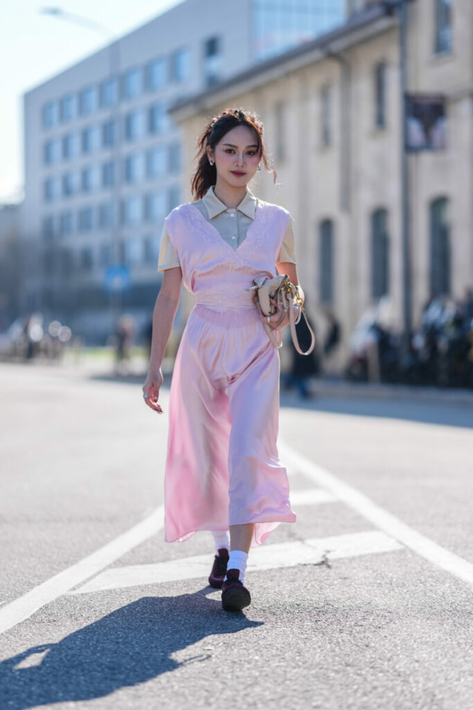 Sneakersy do sukienki midi w eleganckim, sportowym wydaniu