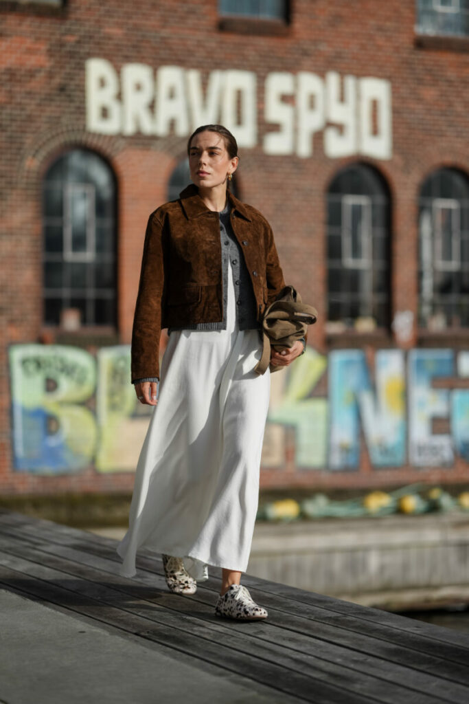 Modne sneakersy do sukienki na wiosnę-lato 2026