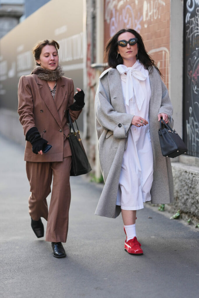 Kolorowe sneakersy do sukienki w stylu office core