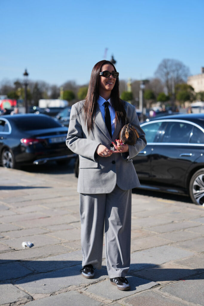 Jakie buty do garnituru damskiego? Sneakersy!