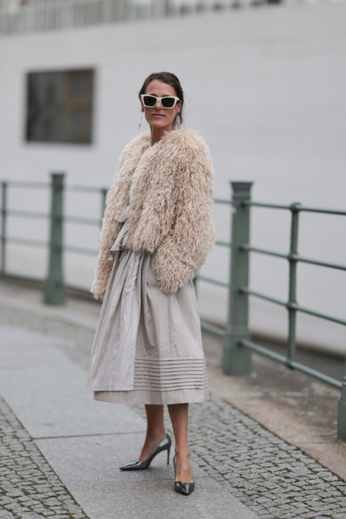 Jakie buty najbardziej pasują do szarej sukienki? Postaw na total look