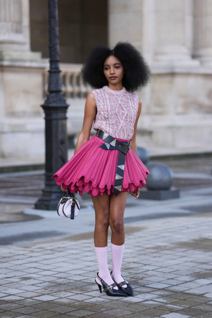 Skarpetki do czarnych butów: różowe jako modny akcent