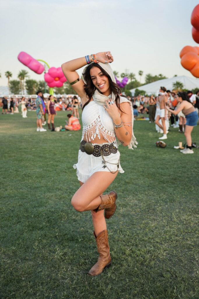 Jakie buty na festiwal muzyczny? Kowbojki w stylu Coachella girls