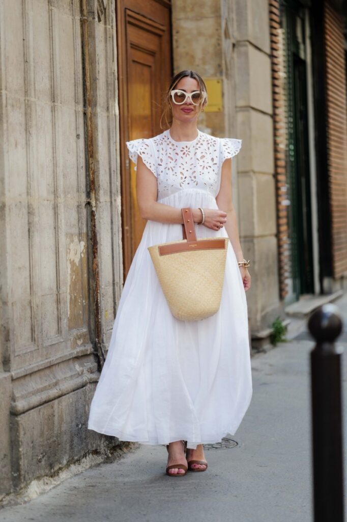 Do czego pasuje torebka koszyk? Do stylizacji z sukienką boho
