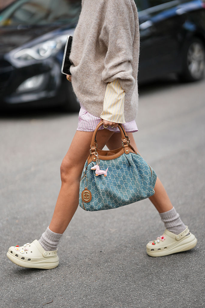stylizacja z klapkami marki Crocs