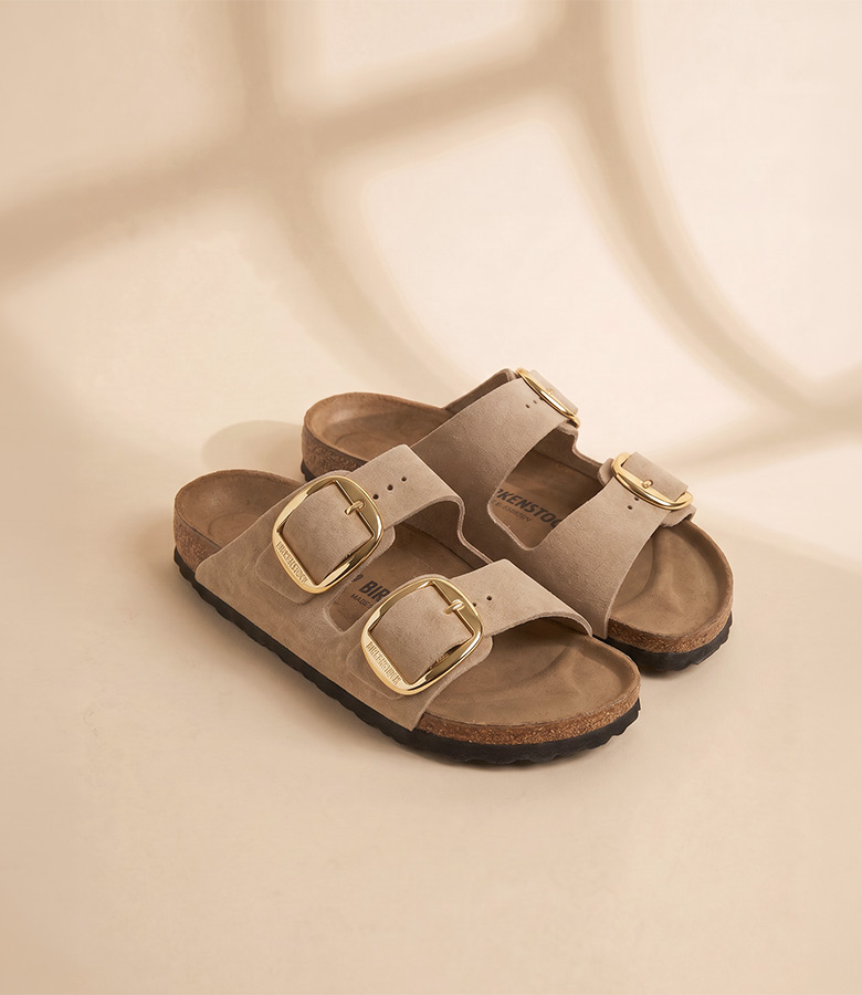 beżowe klapki marki Birkenstock