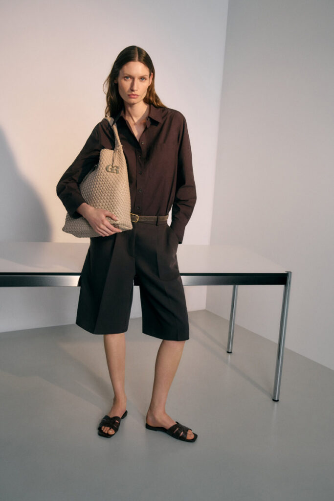 Płaskie klapki i shopper z rafii w estetyce Coastal Chic